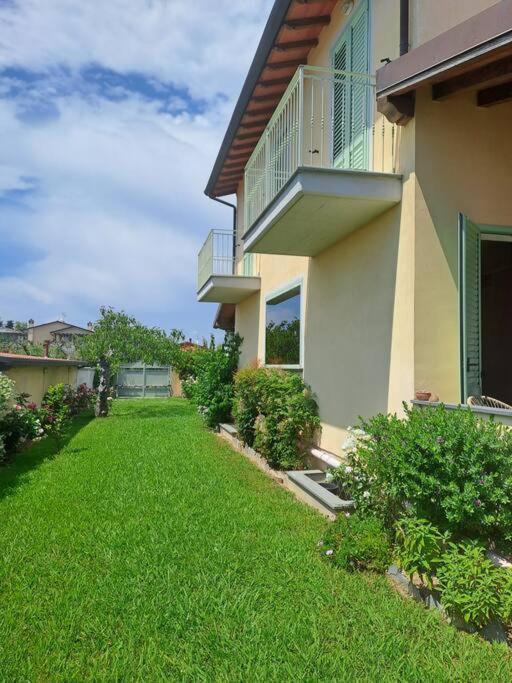 Villa Souari 10' Da Forte De Marmi - 2Km Spiaggia リド・ディ・カマイオーレ エクステリア 写真